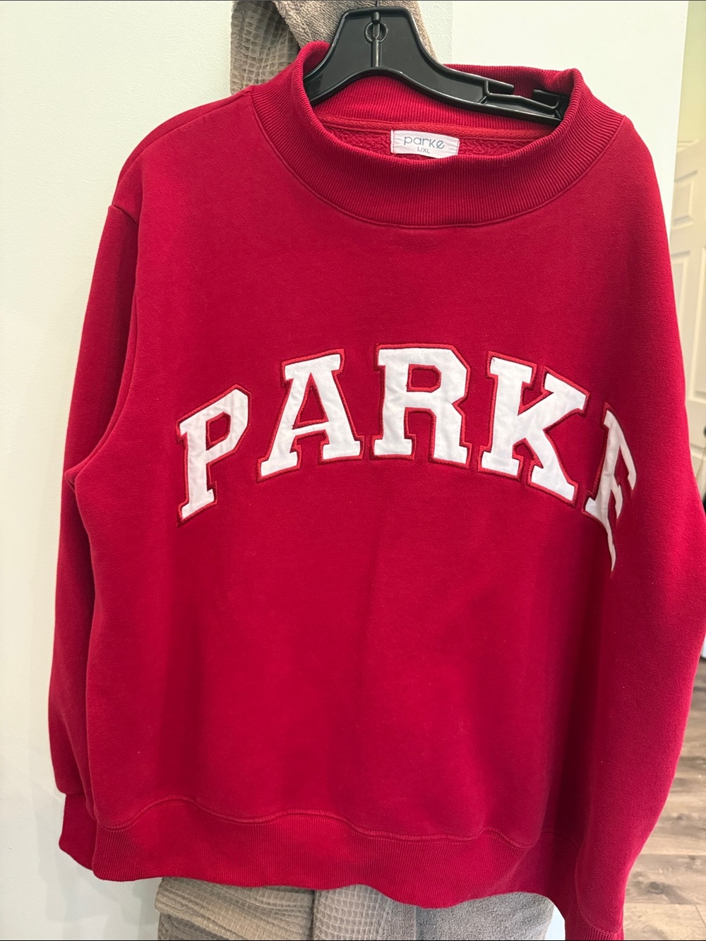 Parker Scarlet Mock neck Sweatshirt with White Appliqué l/xl
